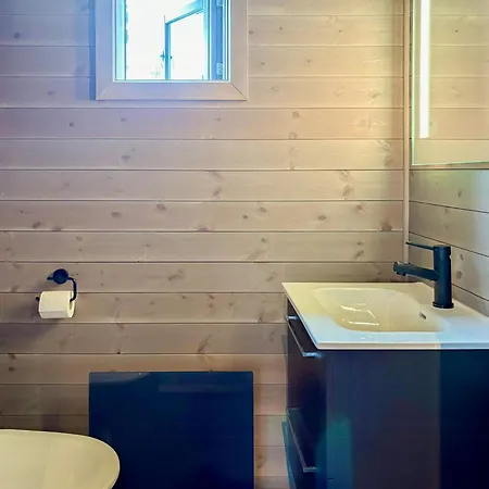 Family With Views Of Donnamannen Mountain Holiday home Donnes