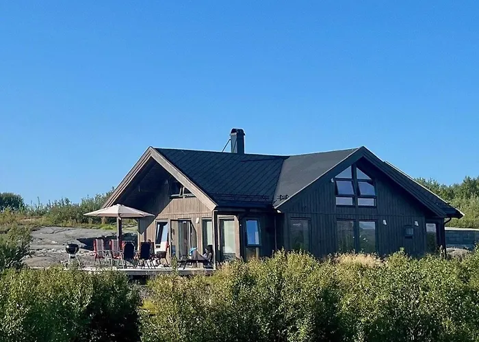 Family With Views Of Donnamannen Mountain Donnes