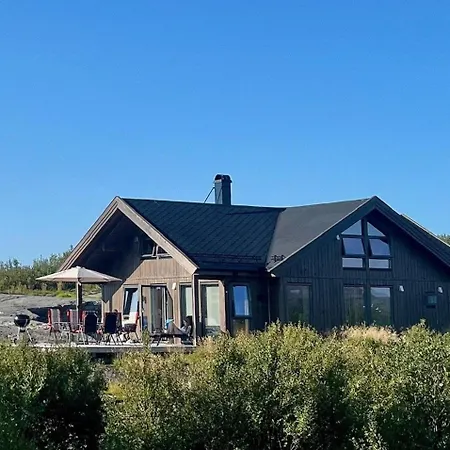 Family With Views Of Donnamannen Mountain Donnes